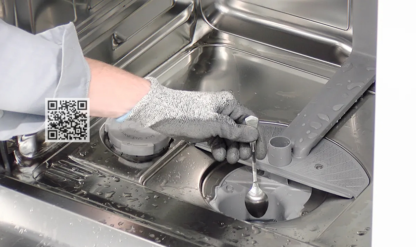 Hướng dẫn cách vệ sinh máy rửa bát Bosch chi tiết từ A - Z 24 Tháo nắp bơm